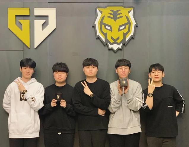 发布会上提 发布会上提