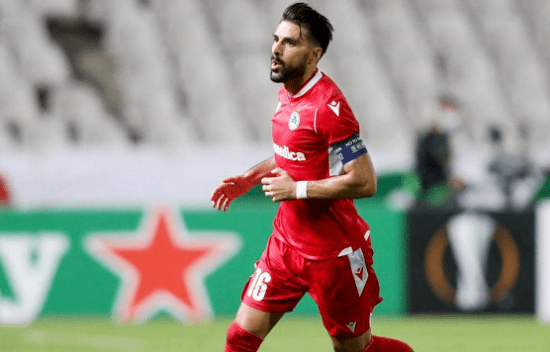 乔治被球迷拍到携爱妻在夜店门口排队入场 膝盖上还戴着护膝